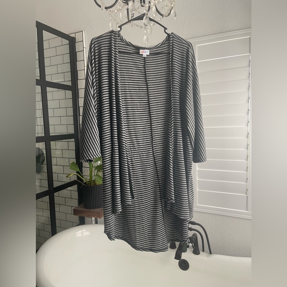 Luluroe Lindsay Kimono Size M (10-18)
